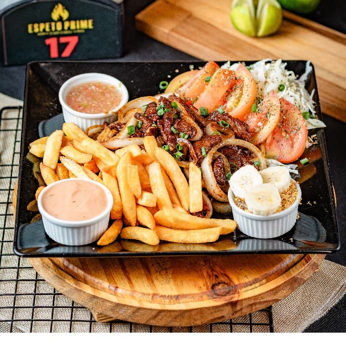FILÉ COM FRITAS