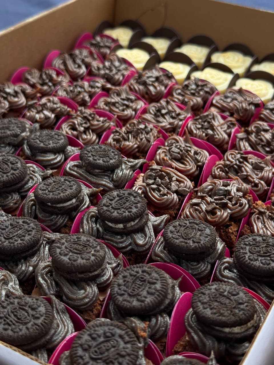Caixa com 100 Mini Brownies com Cobertura