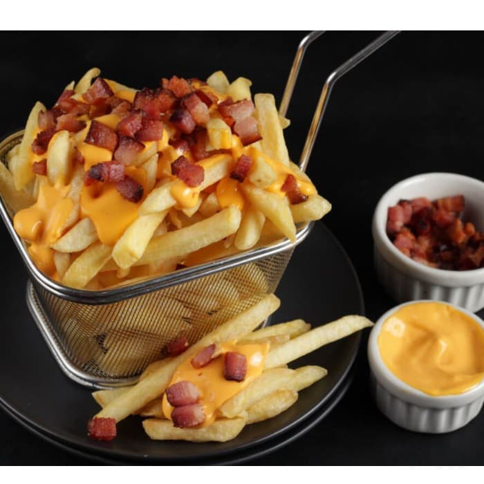 BATATA FRITA COM CREME CHEDDAR E BACON