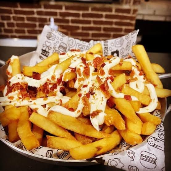 BATATA FRITA COM CREAM CHESSE E BACON